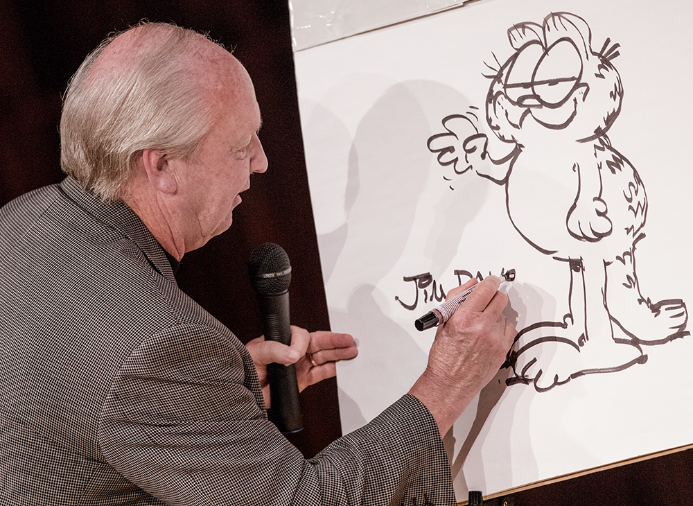 Jim Davis egy előadáson Garfieldot rajzolja